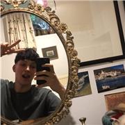 Ciao! Sono uno studente di 19 anni con tanta passione per l’insegnamento e un approccio giovane e dinamico.